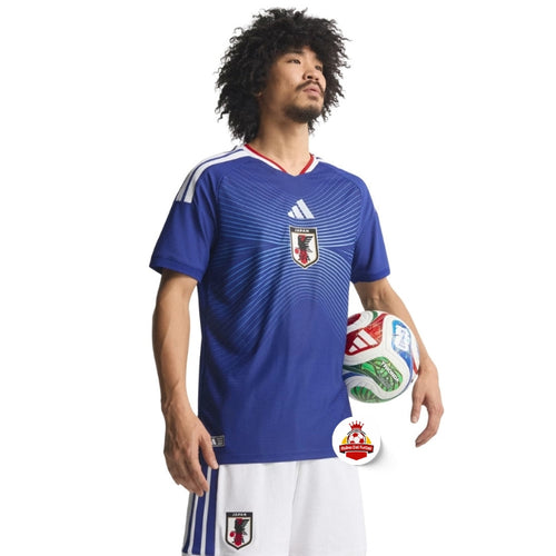 Jugador de fútbol con uniforme azul de la selección de Japón y balón, Reino del Futbol