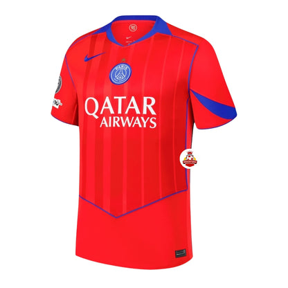 Camiseta de fútbol PSG roja con detalles azules, logo Nike y Qatar Airways, exclusiva Reino del Futbol.