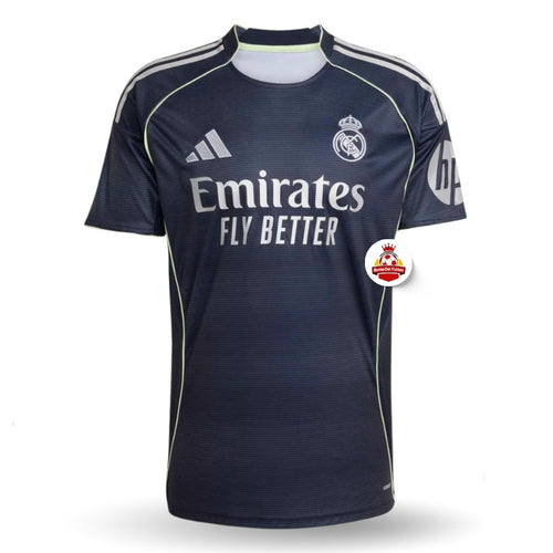 Camiseta Real Madrid negra oficial Adidas con logo, patrocinador Emirates, detalles en blanco y verde lima, Reino del Futbol.
