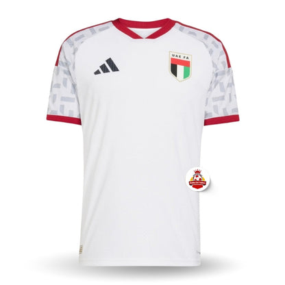 Camiseta de fútbol blanca UAE FA con detalles rojos y logo Reino del Futbol