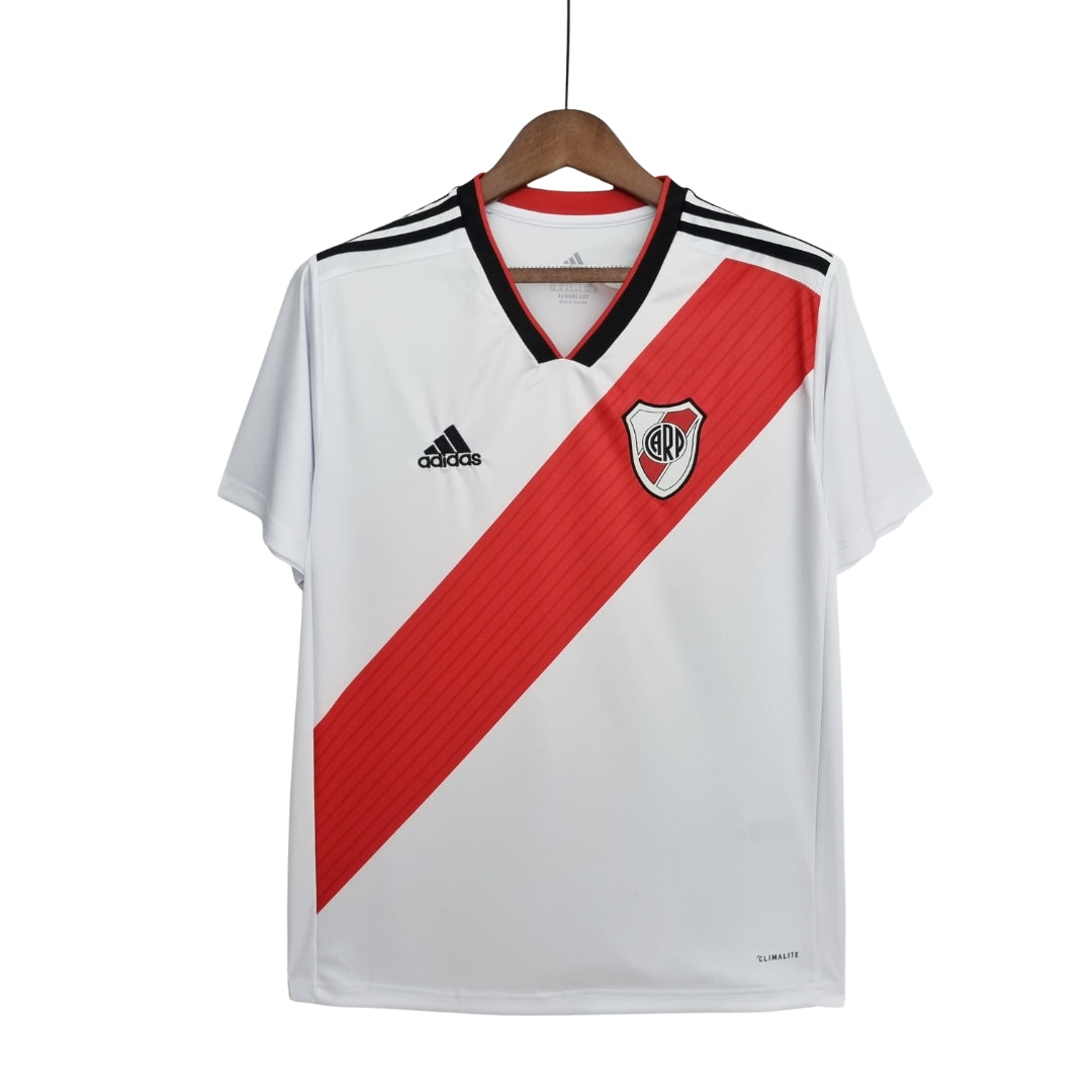Camiseta de fútbol River Plate blanca con banda roja y logo Adidas, disponible en Reino del Futbol