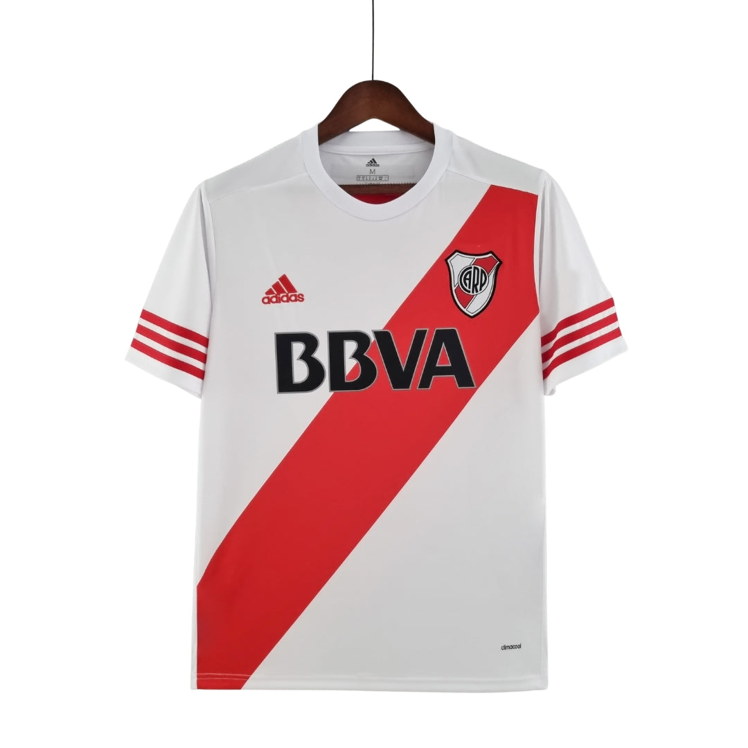 Camiseta de fútbol blanca con banda roja, logo River Plate, disponible en Reino del Futbol online