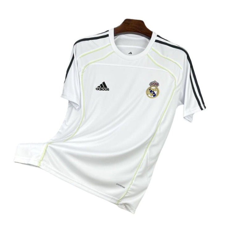 Camiseta blanca de fútbol Adidas Real Madrid, detalles negros, fondo blanco, Reino del Futbol