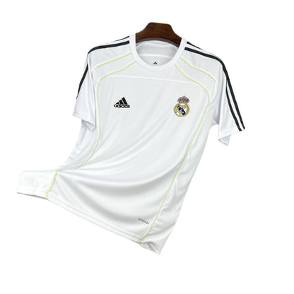 Camiseta blanca de fútbol Adidas Real Madrid, detalles negros, fondo blanco, Reino del Futbol