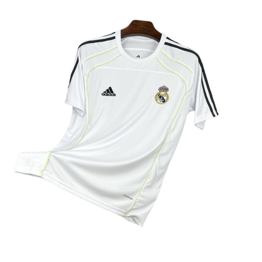 Camiseta blanca de fútbol Adidas Real Madrid, detalles negros, fondo blanco, Reino del Futbol
