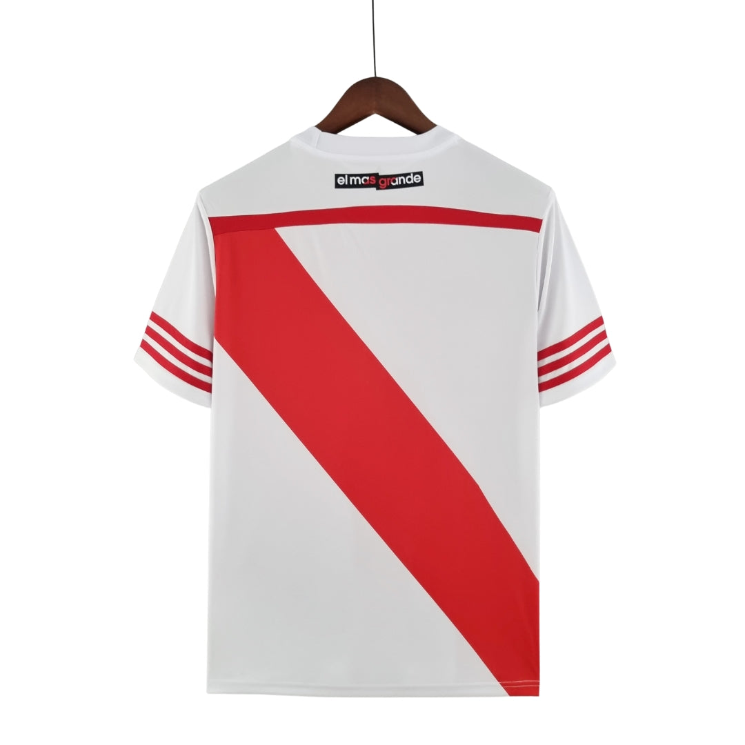 Camiseta de fútbol blanca con banda roja diagonal y detalles rojos, exclusiva Reino del Futbol