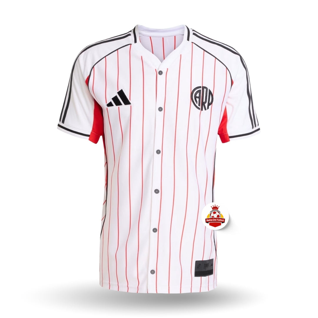 Camiseta de fútbol europea blanca con rayas rojas y detalles negros, modelo exclusivo Reino del Futbol.