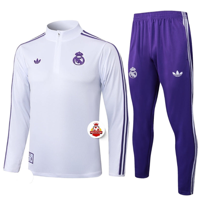 Chándal de fútbol blanco y morado con detalles de rayas y escudos, Reino del Futbol