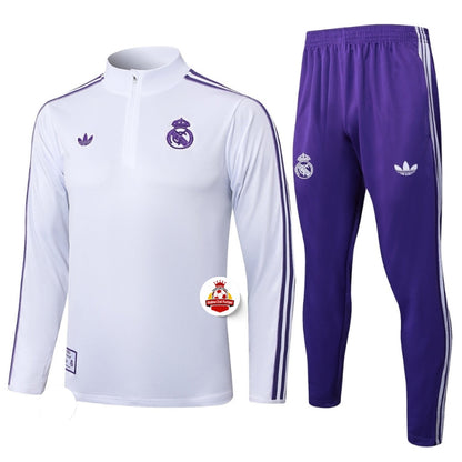 Chándal de fútbol blanco y morado con detalles de rayas y escudos, Reino del Futbol