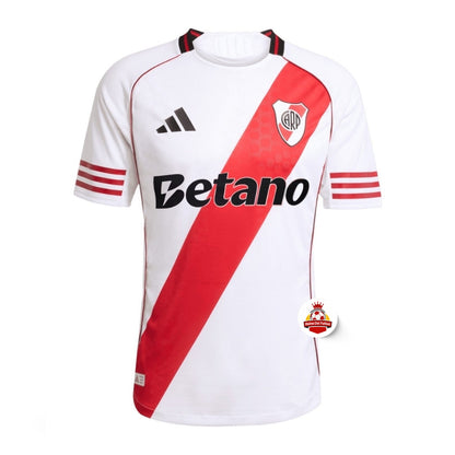 Camiseta de fútbol europea blanca con banda roja y logo Reino del Futbol, edición especial.