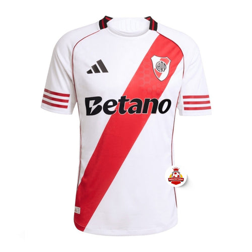 Camiseta de fútbol europea blanca con banda roja y logo Reino del Futbol, edición especial.