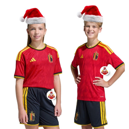 Niños con uniforme de fútbol de Bélgica y gorros de Navidad, Reino del Futbol