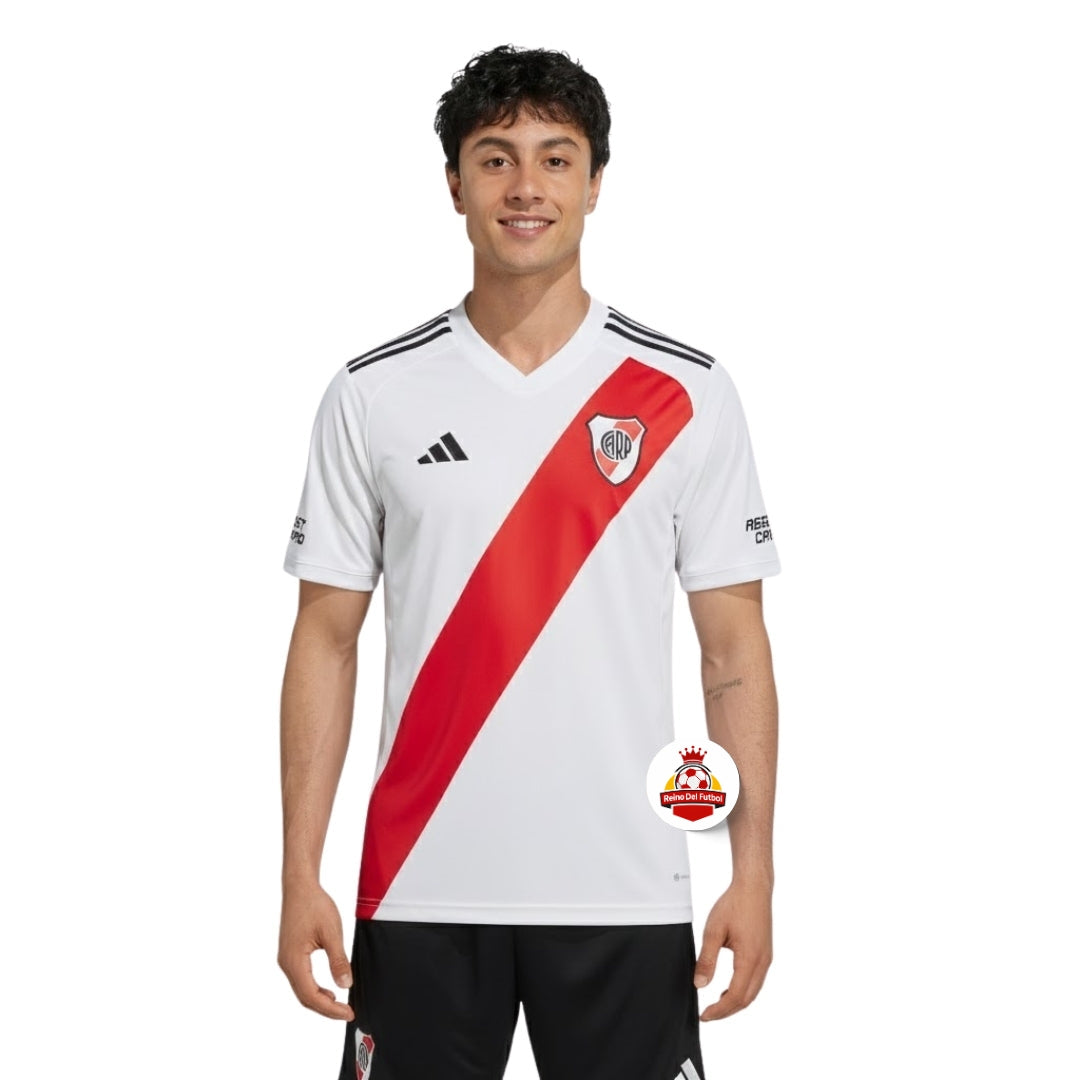 Camiseta de fútbol River Plate blanca con banda roja y logo adidas, venta en Reino del Futbol