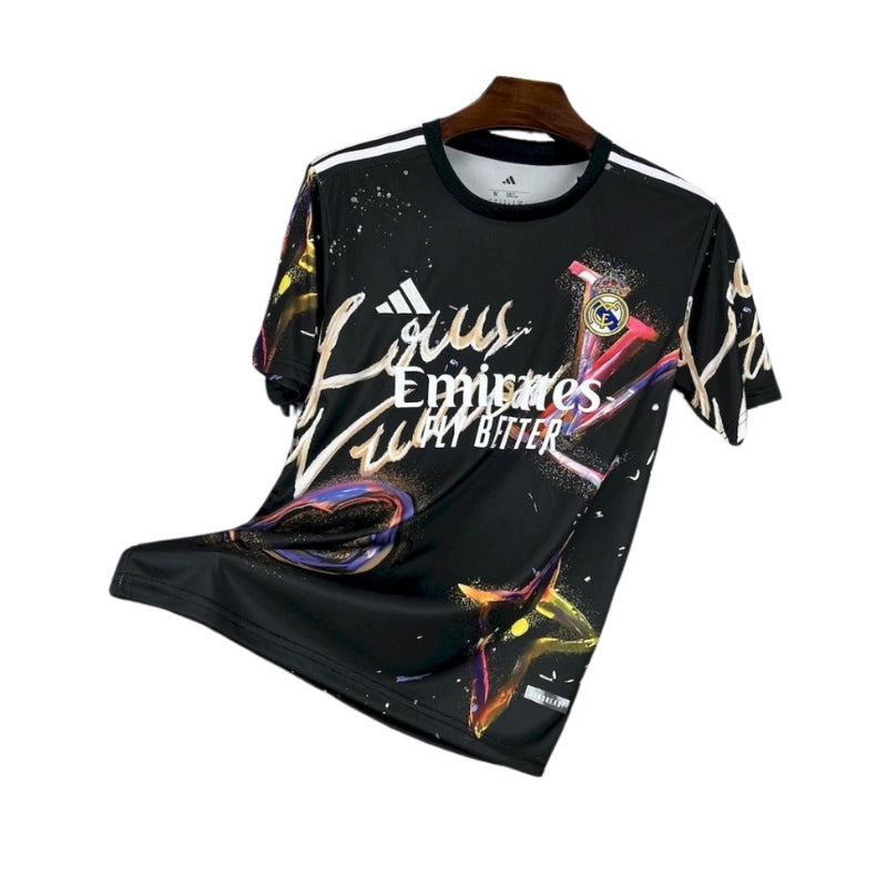 Camiseta negra de fútbol del Real Madrid con diseño artístico, logo Adidas y Emirates, Reino del Futbol