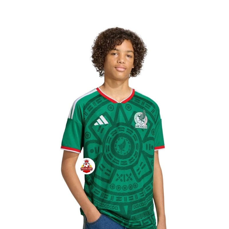 Joven con camiseta verde de la selección de fútbol de México, fondo blanco, Reino del Futbol