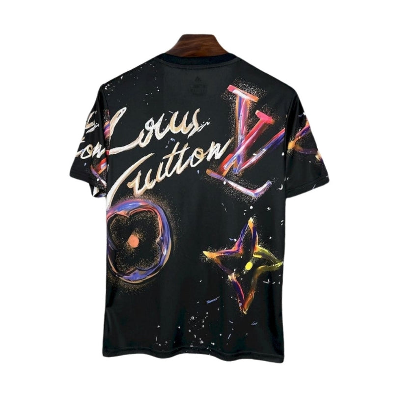 Camiseta negra estampada con letras y logos coloridos estilo graffiti, moda urbana.