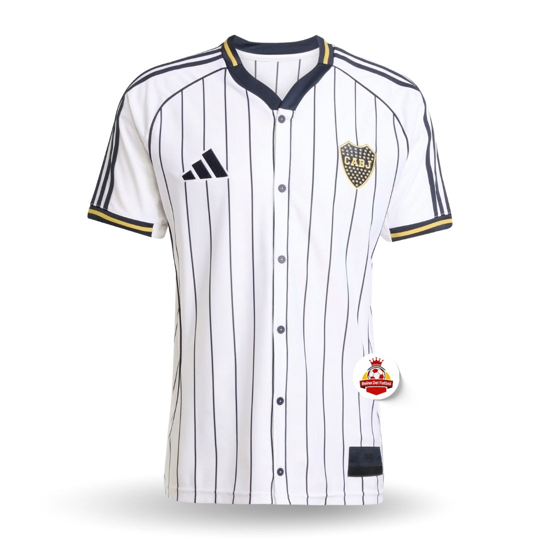 Camiseta de fútbol europea blanca con rayas negras, escudo CABJ y logo Adidas, Reino del Futbol
