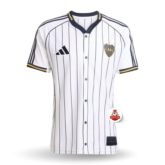 Camiseta de fútbol europea blanca con rayas negras, escudo CABJ y logo Adidas, Reino del Futbol