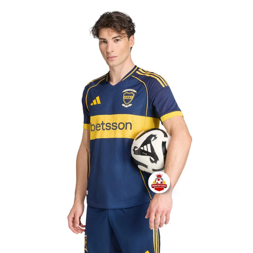 Hombre con camiseta de fútbol azul y amarilla de CABJ, balón y logo de Reino del Futbol