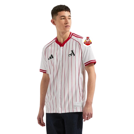 Camiseta de fútbol europeo blanca con rayas rojas, modelo exclusivo en Reino del Futbol.