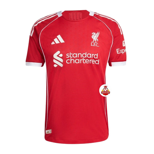 Camiseta roja del Liverpool FC con logos de patrocinadores y detalles blancos, Reino del Futbol