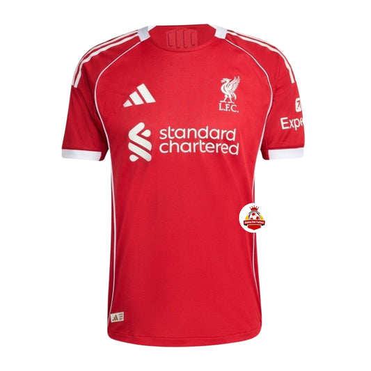 Camiseta roja del Liverpool FC con logos de patrocinadores y detalles blancos, Reino del Futbol