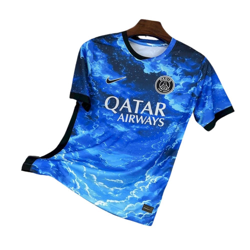 Camiseta de fútbol PSG azul con diseño de cielo, logo Nike y patrocinador Qatar Airways.