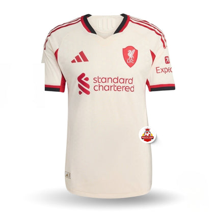 Camiseta de fútbol europea blanca del Liverpool FC con detalles rojos, edición disponible en Reino del Futbol.