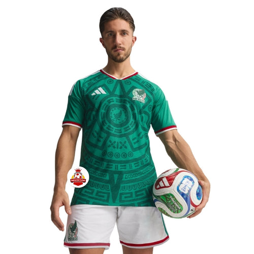 Jugador con camiseta verde de fútbol México, balón y fondo blanco, Reino del Futbol