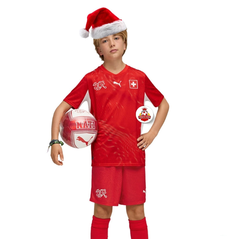 Niño con gorro de Navidad, uniforme de fútbol Suiza, balón y logo Reino del Futbol