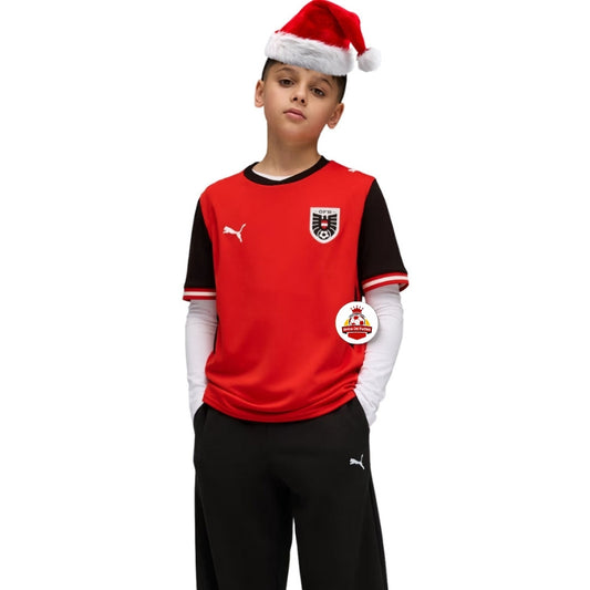 Niño con gorro de Navidad, camiseta de fútbol Austria, fondo blanco, Reino del Futbol