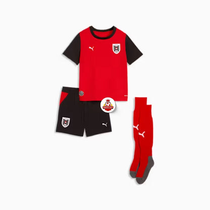 Conjunto de uniforme de fútbol infantil Austria rojo y negro Puma, tienda Reino del Futbol