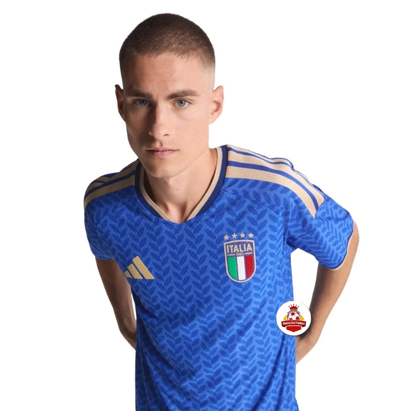 Modelo masculino con camiseta oficial de fútbol Italia azul, logotipo Reino del Futbol