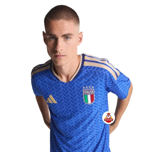 Modelo masculino con camiseta oficial de fútbol Italia azul, logotipo Reino del Futbol