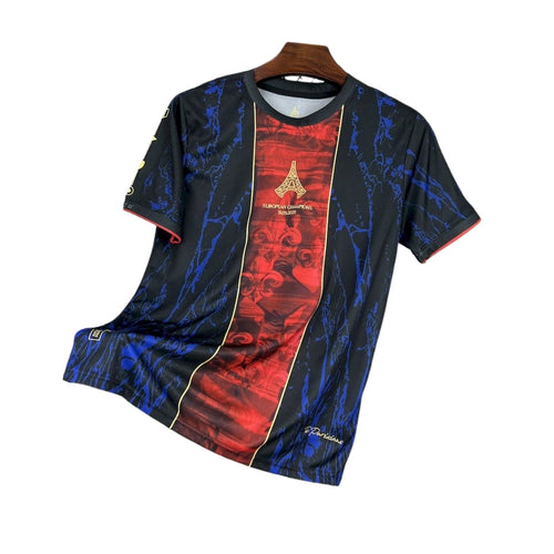 Camiseta de fútbol europeo exclusiva con diseño negro, rojo y azul, texto 'European Champions', disponible en Reino del Futbol.