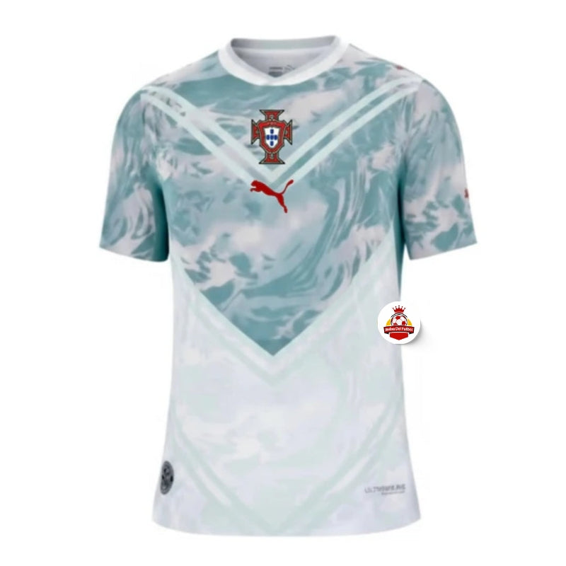 Camiseta de fútbol Portugal blanca y celeste con logo Puma, escudo y diseño marmolado, Reino del Futbol
