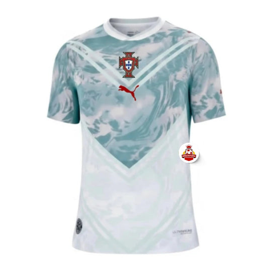 Camiseta de fútbol Portugal blanca y celeste con logo Puma, escudo y diseño marmolado, Reino del Futbol