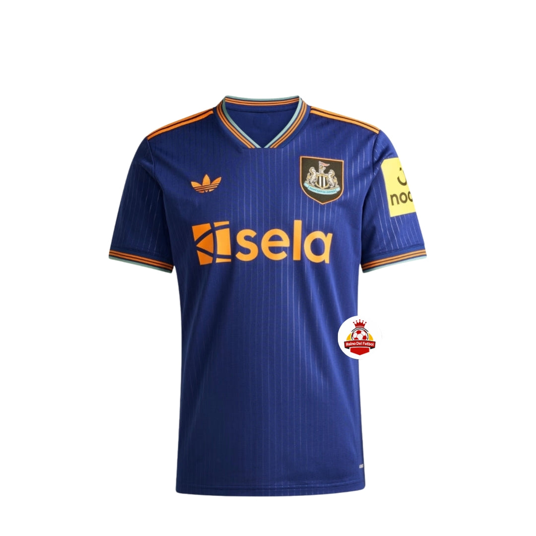 Camiseta de fútbol azul Newcastle United con logotipos y detalles naranjas, Reino del Futbol.