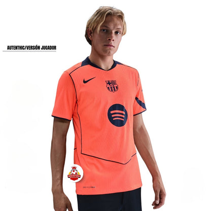 Jersey FC Barcelona rosa versión jugador, modelo masculino, vendido en Reino del Futbol