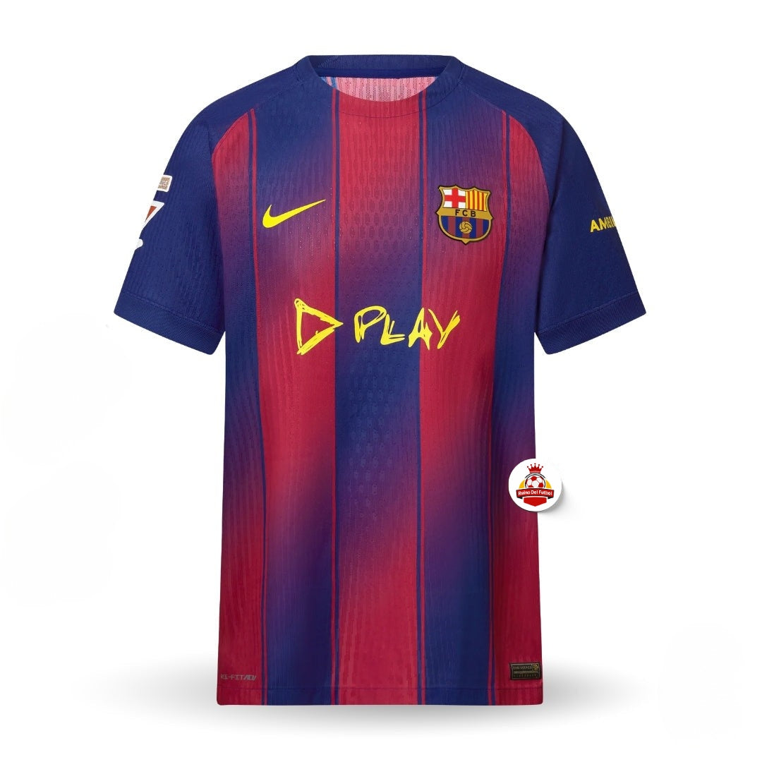 Camiseta de fútbol azul y roja con logos de Nike y FC Barcelona, ideal para fans del Reino del Futbol.