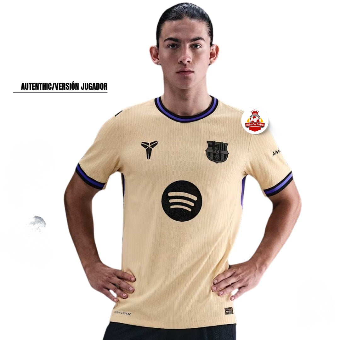 Jugador luciendo camiseta beige del FC Barcelona versión jugador, logo de Spotify, Reino del Futbol