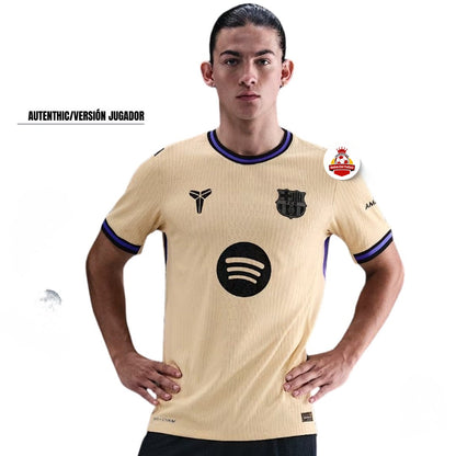 Jugador luciendo camiseta beige del FC Barcelona versión jugador, logo de Spotify, Reino del Futbol