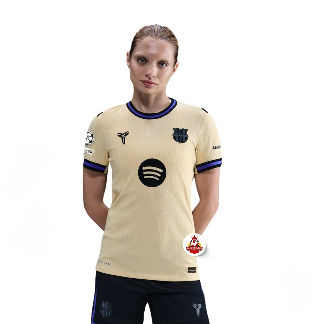 Mujer con camiseta de fútbol dorada del FC Barcelona, logos visibles, fondo blanco, Reino del Futbol