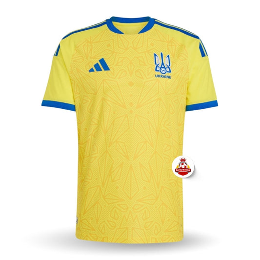 Camiseta fútbol Ucrania amarilla y azul con logo Reino del Futbol, diseño geométrico.