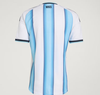 CAMISETA ARGENTINA HOME 26/27 - CON PARCHE DE CAMPEÓN DE LA COPA DEL MUNDO