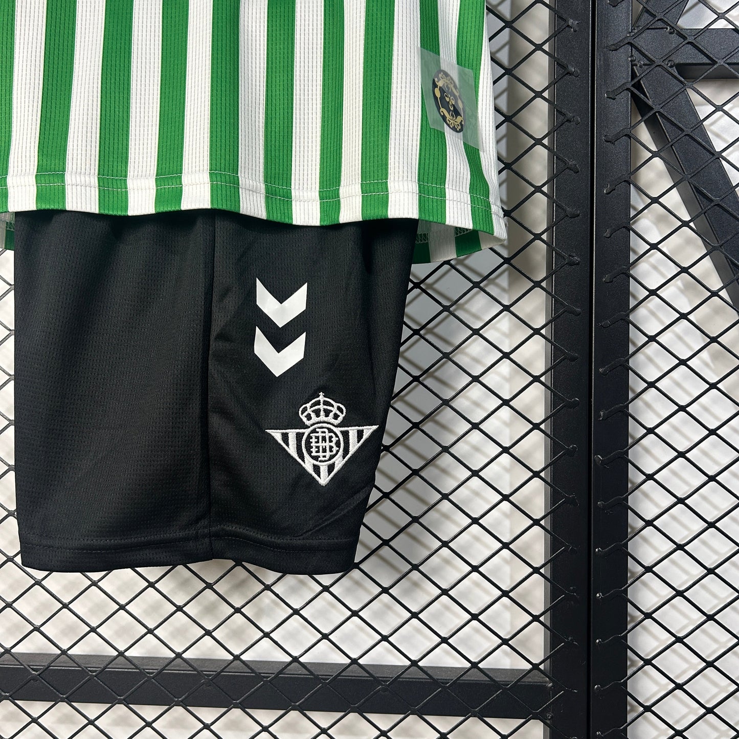 CAMISETA Y PANTALÓN CORTO NIÑO REAL BETIS 25/26 FINAL UEFA CONFERENCE LEAGUE