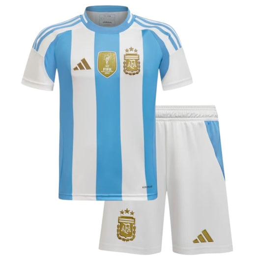 CAMISETA Y PANTALONES CORTOS PARA NIÑO ARGENTINA - 24/25 - CON PARCHE DE CAMPEÓN DE LA COPA DEL MUNDO