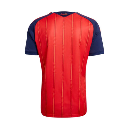 Camiseta roja de la selección España 2026 con detalles en azul, Reino del Futbol