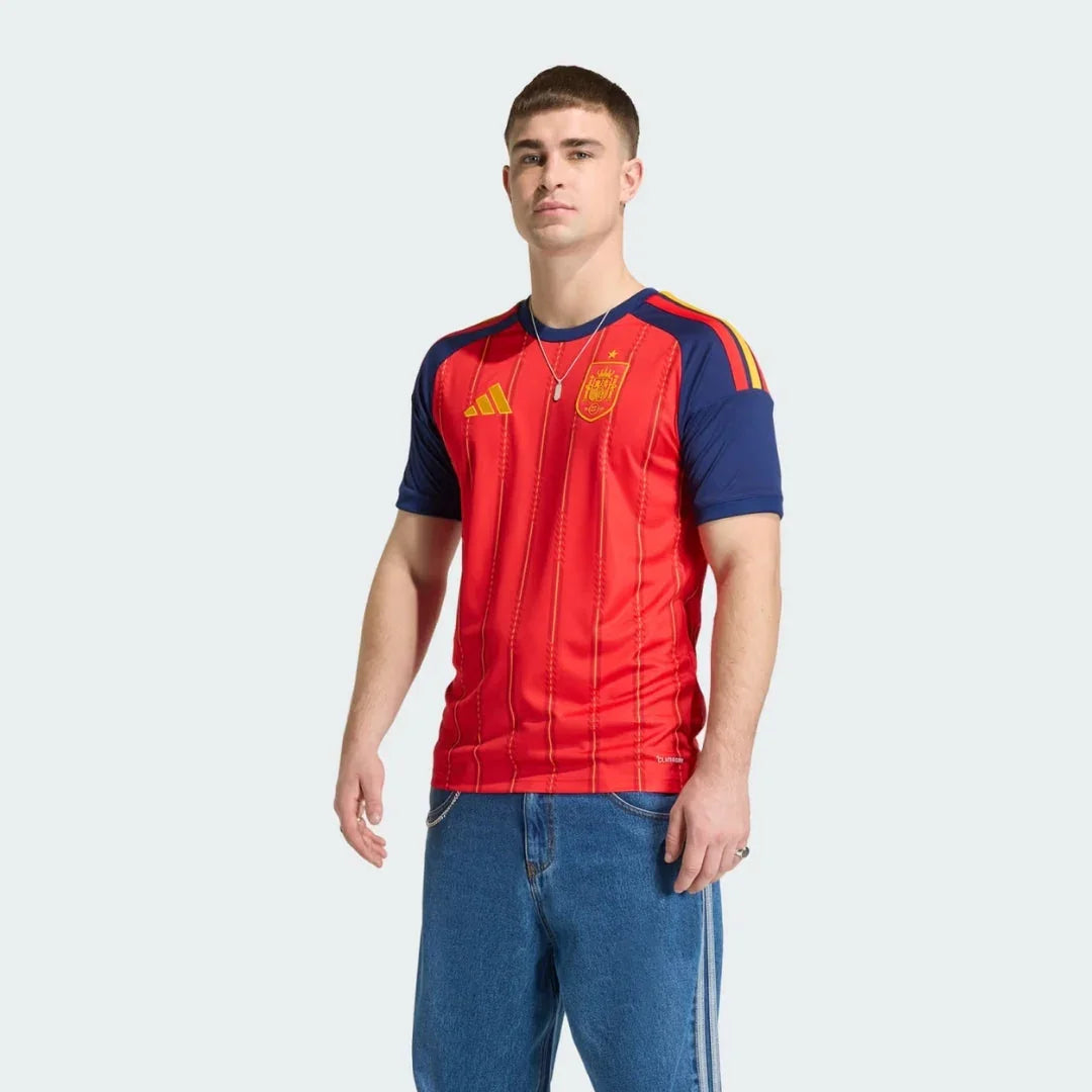 Camiseta España 2026 Home roja con detalles azules, modelo posando, Reino del Futbol