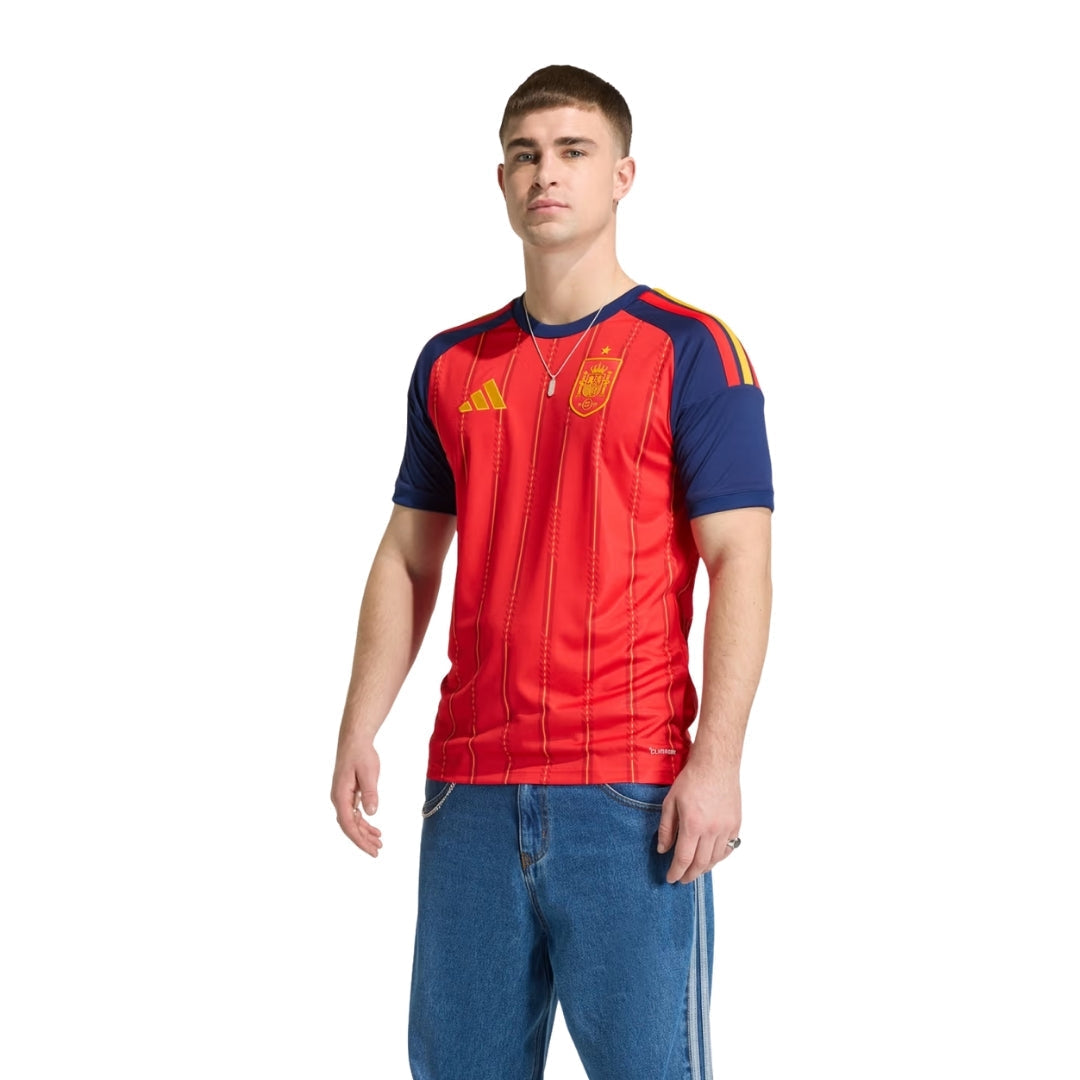 Hombre con camiseta roja oficial de la selección de España 2026, fondo blanco, Reino del Futbol